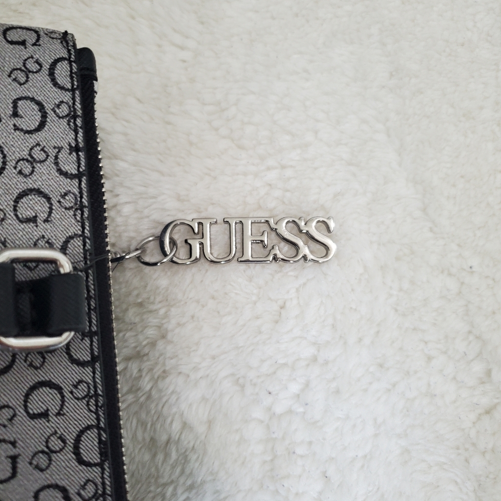 A shoulder GUESS bag